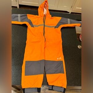 Oaki Rainsuit in great condition. Lightly used for one rainy season. Size 5T.